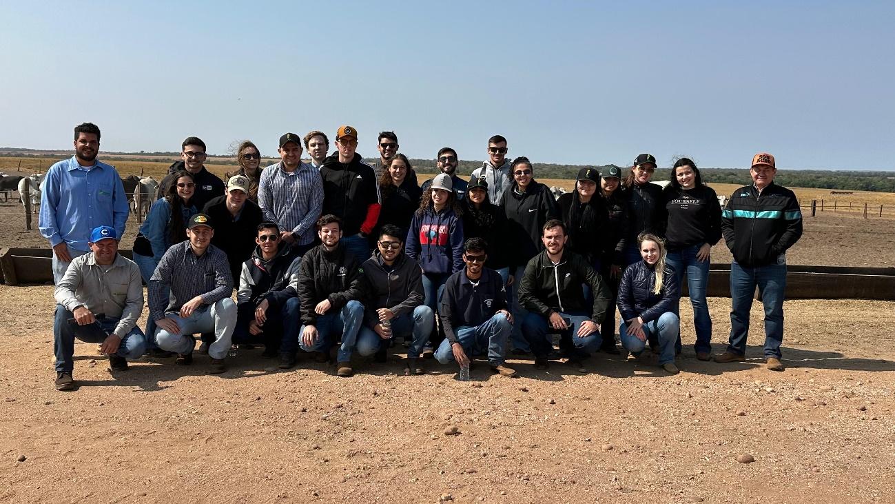 Grupo de estudantes de Agronomia da Universidade Estadual de Maringá (UEM) reunidos para uma foto em uma área de campo aberto na Fazenda Hervalense, em Diamantino, Mato Grosso.