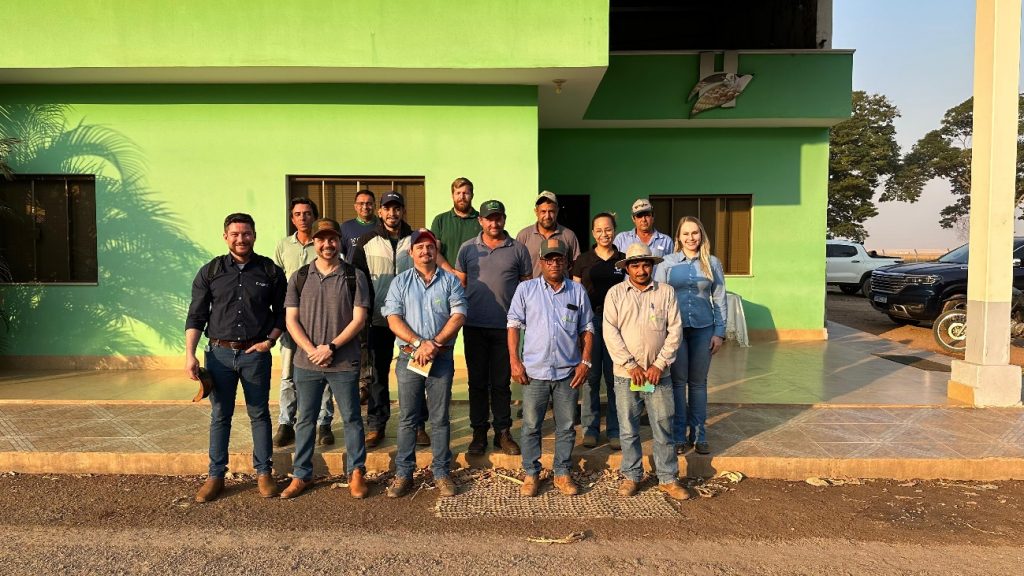 Participantes e palestrantes reunidos ao ar livre na Fazenda Hervalense durante a 4ª Semana Técnica.