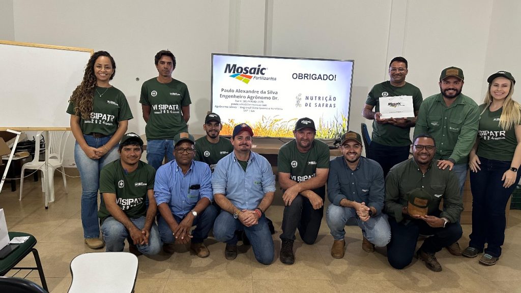 Participantes e palestrantes da 4ª Semana Técnica do Grupo Hervalense posam para foto ao final de uma palestra da Mosaic Fertilizantes.