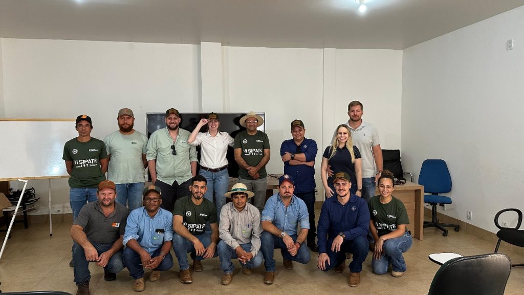 Grupo de profissionais do agronegócio reunidos em sala de treinamento durante a 4ª Semana Técnica do Grupo Hervalense.