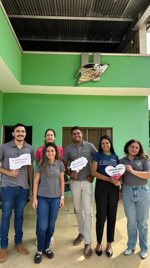 Equipe de colaboradores e organizadores da campanha do Grupo Hervalense, incluindo Maristela Cristofolli Brandão, reunidos em frente ao prédio da Fazenda Hervalense, demonstrando união na causa.