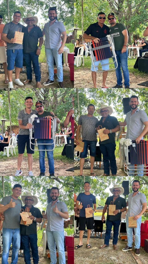 Colaboradores e familiares posando com cadeiras dobráveis e pacotes de brindes recebidos durante o sorteio. O ambiente verde e descontraído ao ar livre reforça o clima leve da confraternização do Grupo