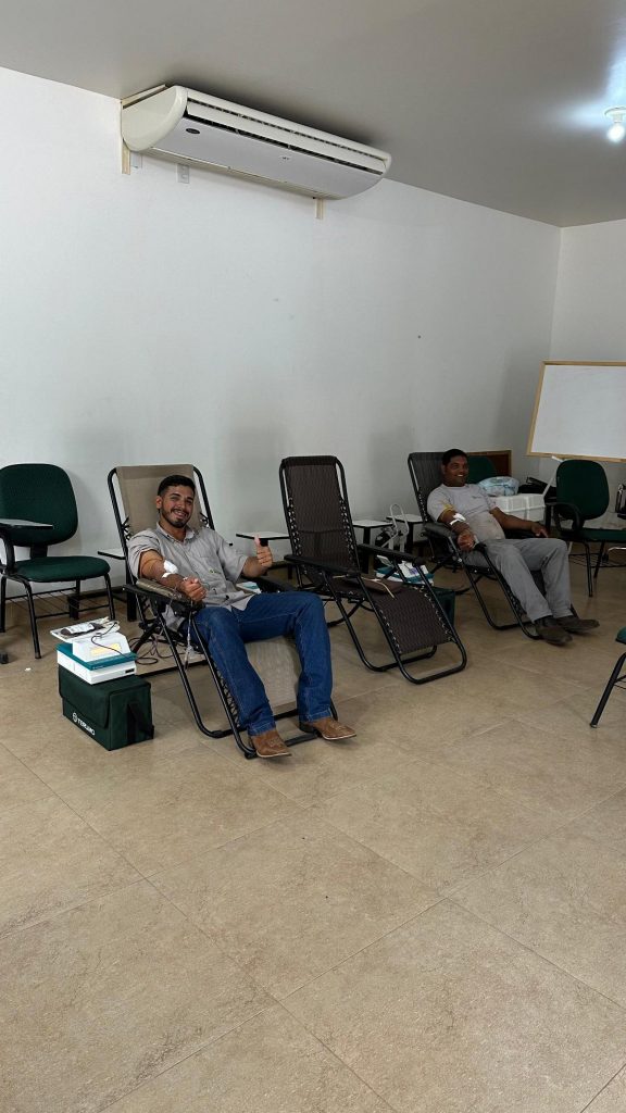 Dois colaboradores do Grupo Hervalense deitados em cadeiras durante a doação de sangue, simbolizando o compromisso com a saúde e a solidariedade.