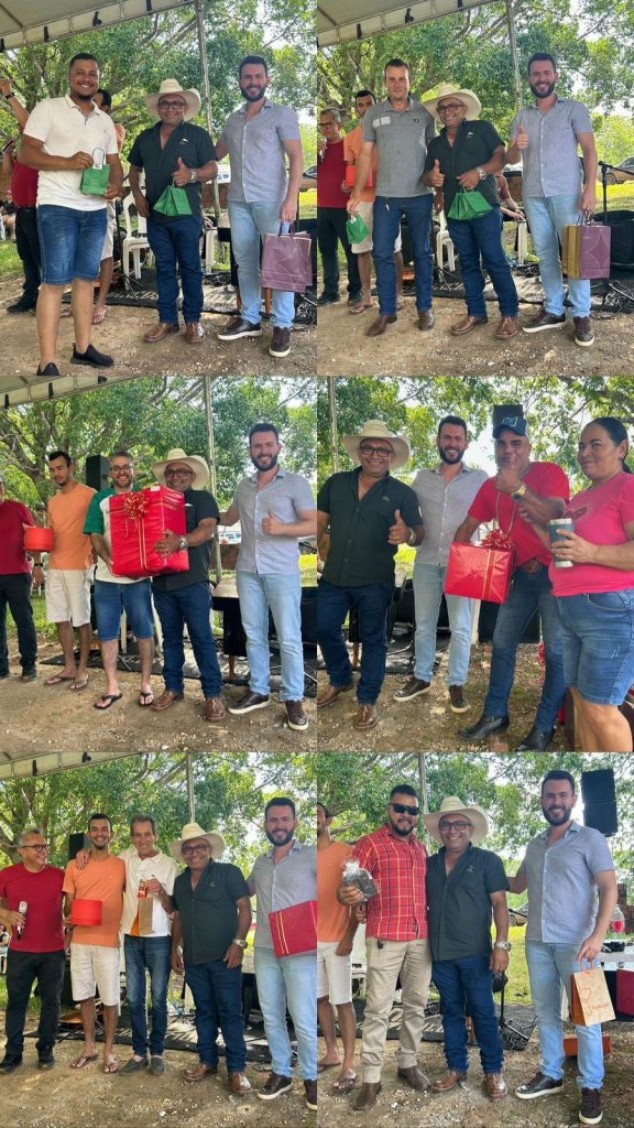 Colaboradores e membros do Grupo Hervalense comemoram, segurando prêmios e pacotes de presentes. O cenário inclui árvores e uma tenda coberta, com pessoas interagindo e demonstrando companheirismo. Prêmios diversos estão em destaque.