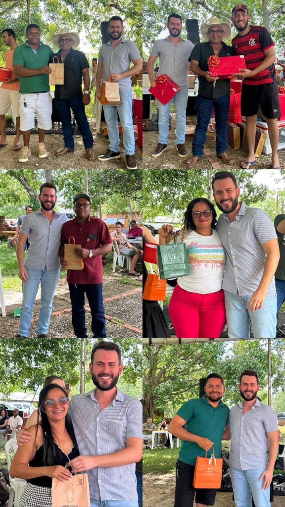 Grupo de colaboradores e familiares sorrindo, segurando prêmios e presentes durante o evento de confraternização do Grupo Hervalense. A imagem foi tirada em um espaço ao ar livre, com árvores ao fundo, onde o clima de descontração e união é evidente.