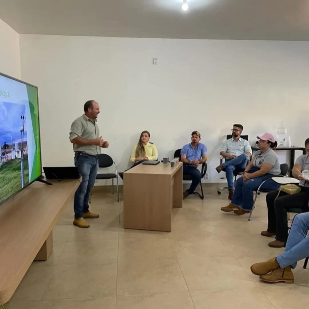 Reunião interna no Grupo Hervalense, com equipe discutindo estratégias e resultados relacionados à agricultura digital e sustentável.